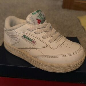 Reebok toddler unisex Club C tennis shoes size 7!